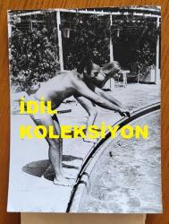 ÖMÜR GÖKSEL'İN ORİJİNAL 2'Lİ FOTOĞRAF SETİ - 12 x 9 cm EBADINDA - ÖMÜR GÖKSEL, EŞİ HÜLYA GÖKSEL İLE YÜZME HAVUZUNA ATLARKEN ve YÜZERKEN ÇEKİLMİŞ 2 FARKLI KARE