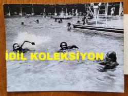 ÖMÜR GÖKSEL'İN ORİJİNAL 2'Lİ FOTOĞRAF SETİ - 12 x 9 cm EBADINDA - ÖMÜR GÖKSEL, EŞİ HÜLYA GÖKSEL İLE YÜZME HAVUZUNA ATLARKEN ve YÜZERKEN ÇEKİLMİŞ 2 FARKLI KARE