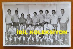 ÖMÜR GÖKSEL'İN ORİJİNAL 2'Lİ FOTOĞRAF SETİ - 18 x 12 cm EBADINDA - ÖMÜR GÖKSEL SALONDA BASKETBOL OYNARKEN ve BASKETBOLCU ARKADAŞLARIYLA TOPLUCA HATIRA POZU VERİRKEN ÇEKİLMİŞ 2 FARKLI KARE