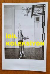 ÖMÜR GÖKSEL'İN ORİJİNAL 2'Lİ FOTOĞRAF SETİ - 18 x 12 cm EBADINDA - ÖMÜR GÖKSEL SALONDA BASKETBOL OYNARKEN ve BASKETBOLCU ARKADAŞLARIYLA TOPLUCA HATIRA POZU VERİRKEN ÇEKİLMİŞ 2 FARKLI KARE