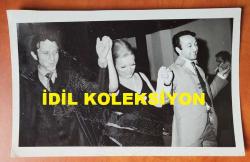 AJDA PEKKAN, HALDUN DORMEN ve ÖMÜR GÖKSEL'İN ORİJİNAL 3'LÜ FOTOĞRAF SETİ - 18 x 12 cm EBADINDA - AJDA PEKKAN, HALUN DORMEN, ÖMÜR GÖKSEL ve NİLÜFER KOÇYİĞİT, BİR MEKANDA BİRLİKTE DANS EDİP EĞLENİRLERKEN ve OTURUP BİR ŞEYLER İÇERLERKEN ÇEKİLMİŞ 3 FARKLI KARE