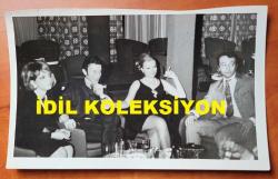 AJDA PEKKAN, HALDUN DORMEN ve ÖMÜR GÖKSEL'İN ORİJİNAL 3'LÜ FOTOĞRAF SETİ - 18 x 12 cm EBADINDA - AJDA PEKKAN, HALUN DORMEN, ÖMÜR GÖKSEL ve NİLÜFER KOÇYİĞİT, BİR MEKANDA BİRLİKTE DANS EDİP EĞLENİRLERKEN ve OTURUP BİR ŞEYLER İÇERLERKEN ÇEKİLMİŞ 3 FARKLI KARE