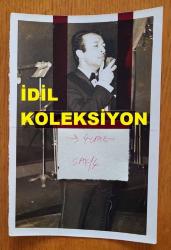 ÖMÜR GÖKSEL'İN ORİJİNAL FOTOĞRAFI - 18 x 12 cm EBADINDA - ÖMÜR GÖKSEL SAHNEDE ŞARKI OKURKEN ÇEKİLMİŞ BİR KARE