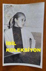 ÖMÜR GÖKSEL'İN EŞİ HÜLYA GÖKSEL'İN ORİJİNAL FOTOĞRAFI - 18 x 12 cm EBADINDA -