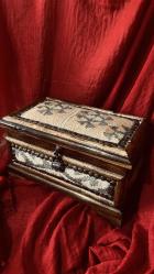 CEVİZ AĞACI YÜN KÜMAŞ DOKULU ESKİ ŞIK SANDIK