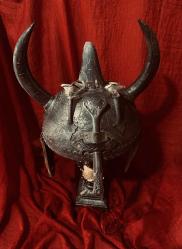 MİĞFER DETAYLI İŞÇİLİKLİ BOYNUZLU DERİLİ YAZILI ESKİ ÜRÜNDÜR