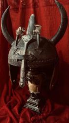 MİĞFER DETAYLI İŞÇİLİKLİ BOYNUZLU DERİLİ YAZILI ESKİ ÜRÜNDÜR