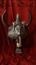 MİĞFER DETAYLI İŞÇİLİKLİ BOYNUZLU DERİLİ YAZILI ESKİ ÜRÜNDÜR