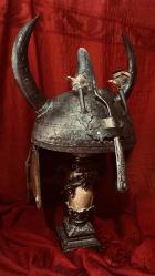 MİĞFER DETAYLI İŞÇİLİKLİ BOYNUZLU DERİLİ YAZILI ESKİ ÜRÜNDÜR