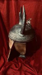 MİĞFER DETAYLI İŞÇİLİKLİ BOYNUZLU DERİLİ YAZILI ESKİ ÜRÜNDÜR