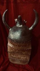 MİĞFER DETAYLI İŞÇİLİKLİ BOYNUZLU DERİLİ YAZILI ESKİ ÜRÜNDÜR