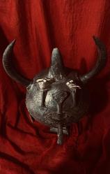 MİĞFER DETAYLI İŞÇİLİKLİ BOYNUZLU DERİLİ YAZILI ESKİ ÜRÜNDÜR