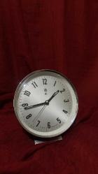 SORUNSUZ ÇALIŞIR METAL MASA SAATİ ŞIK