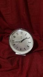 SORUNSUZ ÇALIŞIR METAL MASA SAATİ ŞIK