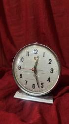 ÇALIŞIR SORUNSUZ METAL MASA SAATİ