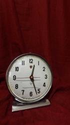 ÇALIŞIR SORUNSUZ METAL MASA SAATİ