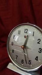 ÇALIŞIR SORUNSUZ METAL MASA SAATİ