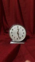 ÇALIŞIR SORUNSUZ METAL MASA SAATİ