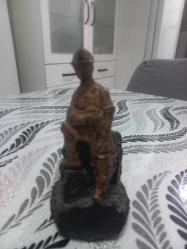 Kömür üzerine yontma yöntemiyle yapılmış el yapımı madenci figürü  yükseklik 15 cm  en  6.,5  cm