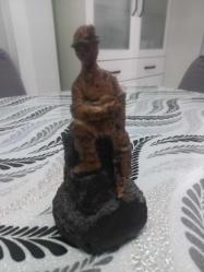 Kömür üzerine yontma yöntemiyle yapılmış el yapımı madenci figürü  yükseklik 15 cm  en  6.,5  cm