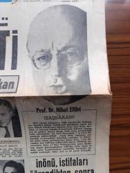 Hürriyet Gazetesi - Turkish Newspaper - 4 aralık 1971 - 14 bakanın kabineden çekilmesi üzerine Nihat Erim istifa etti - Mahir Çayan'ın arkadaşları hep birlikte ayaklanıp askerlerle kavga etmişlerdir Fotoğrafı - Sanıklar muhafızlara tekme tokat saldırdı - idamı istenen sanıklardan Rüçhan Manas askerlere bağırırken mahkeme başkanı Albay Vecdi Müftüoğlu araya girdi fotoğraf - İstanbul 3 nolu sıkıyönetim mahkemesinde duruşma sırasında çıkan olaylar - Nihat Erim Adalet Partisi Genel Sekreteri Nizamettin Erkmen ile görüştü - Süleyman Demirel Mütalaa serdedecek durumda değilim dedi - Mahir Çayan ve 4 arkadaşının kaçma olayı ile ilgili 11 asker tutuklandı - Tarkan yazan ve çizen Sezgin Burak - gurbetteki sevgili yazan ve çizen Faruk Geç - Orgeneral Faik Türün İstanbul'a döndü - İstanbul İzmir Ankara Radyosu Programı - 14 bakan 26 Mart'tan 3 Aralığa kadar Erim kabinesinde kaldı - Başbakan yardımcısı Sadi Koçaş Fotoğrafı - İçişleri Bakanı Osman Olcay fotoğraf - Ulaştırma Bakanı Cahit Karakaş