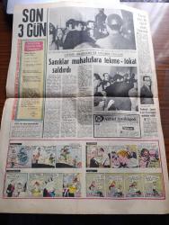 Hürriyet Gazetesi - Turkish Newspaper - 4 aralık 1971 - 14 bakanın kabineden çekilmesi üzerine Nihat Erim istifa etti - Mahir Çayan'ın arkadaşları hep birlikte ayaklanıp askerlerle kavga etmişlerdir Fotoğrafı - Sanıklar muhafızlara tekme tokat saldırdı - idamı istenen sanıklardan Rüçhan Manas askerlere bağırırken mahkeme başkanı Albay Vecdi Müftüoğlu araya girdi fotoğraf - İstanbul 3 nolu sıkıyönetim mahkemesinde duruşma sırasında çıkan olaylar - Nihat Erim Adalet Partisi Genel Sekreteri Nizamettin Erkmen ile görüştü - Süleyman Demirel Mütalaa serdedecek durumda değilim dedi - Mahir Çayan ve 4 arkadaşının kaçma olayı ile ilgili 11 asker tutuklandı - Tarkan yazan ve çizen Sezgin Burak - gurbetteki sevgili yazan ve çizen Faruk Geç - Orgeneral Faik Türün İstanbul'a döndü - İstanbul İzmir Ankara Radyosu Programı - 14 bakan 26 Mart'tan 3 Aralığa kadar Erim kabinesinde kaldı - Başbakan yardımcısı Sadi Koçaş Fotoğrafı - İçişleri Bakanı Osman Olcay fotoğraf - Ulaştırma Bakanı Cahit Karakaş