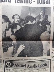 Hürriyet Gazetesi - Turkish Newspaper - 4 aralık 1971 - 14 bakanın kabineden çekilmesi üzerine Nihat Erim istifa etti - Mahir Çayan'ın arkadaşları hep birlikte ayaklanıp askerlerle kavga etmişlerdir Fotoğrafı - Sanıklar muhafızlara tekme tokat saldırdı - idamı istenen sanıklardan Rüçhan Manas askerlere bağırırken mahkeme başkanı Albay Vecdi Müftüoğlu araya girdi fotoğraf - İstanbul 3 nolu sıkıyönetim mahkemesinde duruşma sırasında çıkan olaylar - Nihat Erim Adalet Partisi Genel Sekreteri Nizamettin Erkmen ile görüştü - Süleyman Demirel Mütalaa serdedecek durumda değilim dedi - Mahir Çayan ve 4 arkadaşının kaçma olayı ile ilgili 11 asker tutuklandı - Tarkan yazan ve çizen Sezgin Burak - gurbetteki sevgili yazan ve çizen Faruk Geç - Orgeneral Faik Türün İstanbul'a döndü - İstanbul İzmir Ankara Radyosu Programı - 14 bakan 26 Mart'tan 3 Aralığa kadar Erim kabinesinde kaldı - Başbakan yardımcısı Sadi Koçaş Fotoğrafı - İçişleri Bakanı Osman Olcay fotoğraf - Ulaştırma Bakanı Cahit Karakaş