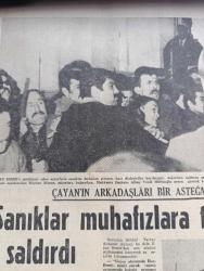 Hürriyet Gazetesi - Turkish Newspaper - 4 aralık 1971 - 14 bakanın kabineden çekilmesi üzerine Nihat Erim istifa etti - Mahir Çayan'ın arkadaşları hep birlikte ayaklanıp askerlerle kavga etmişlerdir Fotoğrafı - Sanıklar muhafızlara tekme tokat saldırdı - idamı istenen sanıklardan Rüçhan Manas askerlere bağırırken mahkeme başkanı Albay Vecdi Müftüoğlu araya girdi fotoğraf - İstanbul 3 nolu sıkıyönetim mahkemesinde duruşma sırasında çıkan olaylar - Nihat Erim Adalet Partisi Genel Sekreteri Nizamettin Erkmen ile görüştü - Süleyman Demirel Mütalaa serdedecek durumda değilim dedi - Mahir Çayan ve 4 arkadaşının kaçma olayı ile ilgili 11 asker tutuklandı - Tarkan yazan ve çizen Sezgin Burak - gurbetteki sevgili yazan ve çizen Faruk Geç - Orgeneral Faik Türün İstanbul'a döndü - İstanbul İzmir Ankara Radyosu Programı - 14 bakan 26 Mart'tan 3 Aralığa kadar Erim kabinesinde kaldı - Başbakan yardımcısı Sadi Koçaş Fotoğrafı - İçişleri Bakanı Osman Olcay fotoğraf - Ulaştırma Bakanı Cahit Karakaş