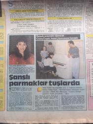 Hürriyet Kelebek Gazetesi - Turkish Newspaper - 6 Temmuz 1987 - genç yıldızlar arıyoruz 2 yılda 70 milyon 12 Film 4 Foto Roman - Bursalı üniversite öğrencisi Güneş Ergen beyaz piyanosuna kavuştu - televizyondan seçmeler - 21 15 son genel vali dizi - 23.00 Otel dizisi - saat 22.00 Pompei'nin son günleri - bomba oynayanlar Asım Ekren Güngör Bayrak Eşref Kolçak Yıldırım Gencer senaryo yönetmen Melih Gülgen  Foto Roman - Memo palyaçonun ülkesi oynayanlar Mesut Çakarlı Didem Bülbül Hikmet Karagöz Foto Roman - paranın rengi yazan Walter Tevis - köydeki yabancı yazan çizen Cemal Dündar - yolculuğa çıkmadan önce arabanızın nabzını ölçün - günün adamı Ali Poyrazoğlu Zerrin Sümer Fotoğrafı - Ferdi Özbeğen kendine bir yıl izin verdi Fotoğrafı - Farah Fawcett skandallar sekreteri Fawn'ı oynamak istiyor fotoğraf - gönülden gönüle oynayanlar Ahmet Özhan Sibel Turnagöl Sümer Tilmaç Nilgün Ersoy ve Haluk Kurtoğlu Foto Roman - Bizimkiler karikatür - Fatoş karikatür - Güngörmüşler karikatür