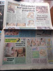 Hürriyet Kelebek Gazetesi - Turkish Newspaper - 1 Temmuz 1986 - kamera karşısından Sultanahmet parkına Fotoğrafı - ikiz kardeşler kadar birbirlerine benzeyen orkide Yenice ve Duygu Güler şampuan reklamı çekimlerinde Fotoğrafı - Aytaç Arman'ın Hülya Avşarlı dönüşü Fotoğrafı - Nükhet Duru ile Erol Evgin paylaşacağı gökkuşağı altında 7'den 77'ye adlı müzikal için başvuran amatör gençler Haldun Dormen'i terletti Fotoğrafı - yaşamımızdan renkli bir kesit sunan yazar Orhan Ural Fotoğrafı - Kırkından Sonra oynayanlar Adile Naşit Erol Günaydın Erdal Özyağcılar Ve Ayşen Gruda foto roman - aşık olunan ayakkabılar Türkiye'de - ev kadınının rehberi hazırlayan Ayser Beşiroğlu - Zeki Müren iflas etti - Mazideki kadın oynayanlar Kenan Kalav Bahar Öztan Foto Roman - Ünlü aşklar Theodora Ve Jüstinyen imparatorun uğuru sokak kızı çizen Cemal Dündar - günün adamı oynayanlar Ali Poyrazoğlu Nilgün Belgün Duygu Ankara Foto Roman - günlük dalga karikatürü eğlence sayfası - yeni yönetmenler Sinan Çetin