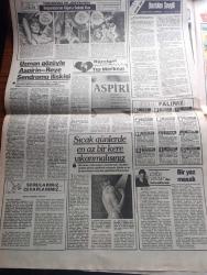 Hürriyet Kelebek Gazetesi - Turkish Newspaper - 1 Temmuz 1986 - kamera karşısından Sultanahmet parkına Fotoğrafı - ikiz kardeşler kadar birbirlerine benzeyen orkide Yenice ve Duygu Güler şampuan reklamı çekimlerinde Fotoğrafı - Aytaç Arman'ın Hülya Avşarlı dönüşü Fotoğrafı - Nükhet Duru ile Erol Evgin paylaşacağı gökkuşağı altında 7'den 77'ye adlı müzikal için başvuran amatör gençler Haldun Dormen'i terletti Fotoğrafı - yaşamımızdan renkli bir kesit sunan yazar Orhan Ural Fotoğrafı - Kırkından Sonra oynayanlar Adile Naşit Erol Günaydın Erdal Özyağcılar Ve Ayşen Gruda foto roman - aşık olunan ayakkabılar Türkiye'de - ev kadınının rehberi hazırlayan Ayser Beşiroğlu - Zeki Müren iflas etti - Mazideki kadın oynayanlar Kenan Kalav Bahar Öztan Foto Roman - Ünlü aşklar Theodora Ve Jüstinyen imparatorun uğuru sokak kızı çizen Cemal Dündar - günün adamı oynayanlar Ali Poyrazoğlu Nilgün Belgün Duygu Ankara Foto Roman - günlük dalga karikatürü eğlence sayfası - yeni yönetmenler Sinan Çetin
