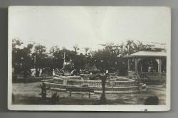 ADANA PARK VE İNSANLAR,BAYRAKLAR ASILMIŞ ESKİ DÖNEM FOTOKART...