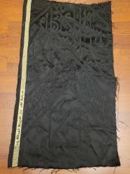 LOT.19 » KENARI SUUDİ BAYRAKLI VE KİSVA YAZISI İŞLEMELİ KALIN KABE ÖRTÜSÜ. ÇOK ÇOK NADİR.