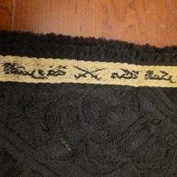 KENARI SUUDİ BAYRAKLI VE KİSVA YAZISI İŞLEMELİ KALIN KABE ÖRTÜSÜ. ÇOK ÇOK NADİR.