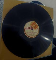 Müzeyyen Senar Yine Menekşe Gözler Temiz Taş Plak