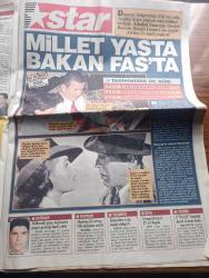 Star Gazetesi - Turkish Newspaper - 27 Kasım 1999 - depremzedeler  yazlık çadırlarda donuyor - 114 bin kışlık çadır kayıp Fotoğrafı - yazarımız ve ekonomi müdürümüz Mustafa Mutlu çadır kurdu Fotoğrafı - Jet Holding'e ait Caprice Otel'in tesettür havuzunu inşa eden firma parasını alamayınca Jet Holding'in futbolcuları Sergen Yalçın Alpay özalan ve Oktay Derelioğlu'nun bonservisine haciz koydurttu - millet yasta bakan Hasan Gemici Fas'ta - yeraltı dünyasının ünlü babalarından Nihat Akgün delikanlı gibi öldü fotoğraf - milenyum kraliçesi Ürdün Kraliçesi Rana Fotoğrafı - kumkapı'ya meyhane timi - deprem vergisi herkesi ürküttü - sinemalar programı - Ulucanlar cezaevinde kalan depremdezede yakını mahkumlar rüşvetten tutuklanan beş Kızılaycı'yı koğuşta şişledi - yüksek askeri şura'nın Dün yapılan toplantısında yüzyılın son operasyonu tamamlandı Fotoğrafı - Beşiktaş golcüsü Ahmet Dursun 15 gün yok - Trabzonspor'da Denizli seferberliği başladı - Fatih Tekke'nin kurtarıcısı Mustafa Denizli