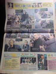 Hürriyet Kelebek Gazetesi - Turkish Newspaper - 10 Mayıs 1984 - Dev yazar  Yaşar Kemal'in dev eseri Ağrı Dağı efsanesi Hürriyet için fotoroman oldu - Yaşar Kemal'in ilk aşk romanı Ağrı Dağı efsanesi - Ağrı Dağı efsanesinde Gülbahar Sultanı Serpil Çakmaklı Çoban Ahmet'i Burçin Oraloğlu oynuyor fotoğraf - hafif müzik sanatçısı Ayla Algan 12. Hitit rallisi öncesi tüm yarışçıları öpücük yağmuruna tuttu Fotoğrafı - Yaşar Özel ve eşi Aytaç Özel geçtiğimiz hafta içinde kızları Gülnur'un 5. Yaşını kutladılar Fotoğrafı - Aziz Nesin'in mizah Anıtı Tatlı Betüş oynayanlar Ayten Gökçer Yusuf Sezgin ve Murat Soydan yönetmen Zeki Alasya Foto Roman - televizyon programı - İstanbul'da sinema tiyatro programı - Kerime Nadir'in Hürriyet için yazdığı son roman geciken müjde Yazı Dizisi - Şener Şen İlk başrolünü oynuyor fotoğraf - sosyal içerikli bir Amerikan filmi Brubaker - beyaz şemsiyeli oynayanlar Türkan Şoray Cihan Ünal Dinçer Çekmez Foto Roman - işte fotoroman Müjdat Gezen Perran Kutman - Aziz Nesin