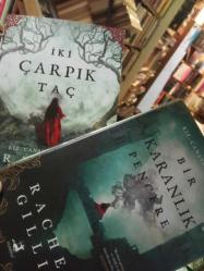 BİR KARANLIK PENCERE - İKİ ÇARPIK TAÇ ( ÇOBAN KRAL SERİSİ2 KİTAP SET)