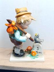 O19---ÇOCUK VE KUŞ PORSELEN BİBLO--ŞAPKA TÜYÜ KIRIK