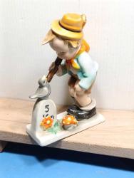 O19---ÇOCUK VE KUŞ PORSELEN BİBLO--ŞAPKA TÜYÜ KIRIK