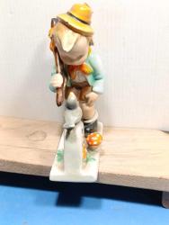 O19---ÇOCUK VE KUŞ PORSELEN BİBLO--ŞAPKA TÜYÜ KIRIK