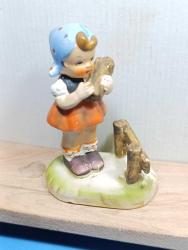 O19---KIZ ÇOCUĞU YAŞLI PORSELEN BİBLO