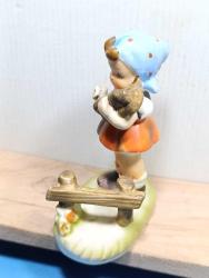 O19---KIZ ÇOCUĞU YAŞLI PORSELEN BİBLO