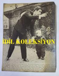 KRAL III. CHARLES'IN (CHARLES PHILIP ARTHUR GEORGE) PRENSES DIANA İLE ORİJİNAL HABER AJANSI BASIM FOTOĞRAFI - NEWS AGENCY PHOTO OF CHARLES III, (CHARLES PHILIP ARTHUR GEORGE) - 24 x 19 cm EBADINDA - PRENS CHARLES, OĞLU WİLLİAM İLE BAHÇEDE ZAMAN GEÇİRİRKEN ÇEKİLMİŞ BİR KARE. - (PRINCE CHARLES PICTURED SPENDING TIME IN THE GARDEN WITH HIS SON WILLIAM.)