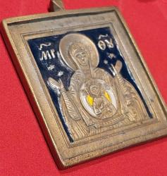 Rusya, Minyatür Meryem Ana ve Çocuk İsa Temalı İkona. Üç Renkli Mine Uygulaması ve Pirinç-Bakır Döküm Tekniğiyle (Yüksek Kaliteli Net Kabartma) Yapılmıştır. (45x5x35 mm) %100 Orijinal/Nadir.