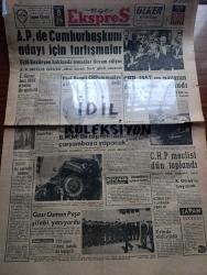 Ege Ekspres Gazetesi - 22 Ekim 1962 - Turkish Newspaper - Adalet Partisinde cumhurbaşkanı adayı için tartışmalar - Cemal Gürsel bazı milli birlik komitesi üyeleri ile görüştü - profesör Ali Fuat Başgil CHP'nin maziye ait çok günahı var dedi - Adalet Partisi Başkanı Ragıp Gümüşpala gazetecilerle görüşürken Fotoğrafı - CHP 1957'ye nazaran daha az oy kazandı - Büyük Millet Meclisi ilk toplantısını çarşamba yapacak - Kasım Gülek'in beyanatı - eski başbakanlardan Şemsettin Günaltay toprağa verildi - bekleyeceğim yazan Melahat Faik Gökmen - balıkçı ve kasap dükkanları fayans ve yağlı boyalı olacak - Nuh'un Ankara makarnası eğlence programında Sevim Tanürek - Cumhuriyet Bayramı haftası şerefine aşktan da üstün filmi başrollerde Ayhan Işık Ahmet Mekin Peri Han Konak Şenocak sinemalarında - 5 İzmir takımı dün 4 puan alabildi - Spor Toto neticeleri - fırsatlar kaçıran Göztepe Ankaragücü ile yenişemedi - Fenerbahçe Kızılbayrak oynuyor - Yelken yarışları hadiseli geçti - Galatasaray 2 PTT 0