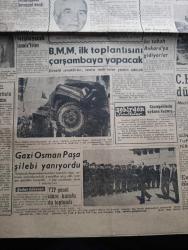 Ege Ekspres Gazetesi - 22 Ekim 1962 - Turkish Newspaper - Adalet Partisinde cumhurbaşkanı adayı için tartışmalar - Cemal Gürsel bazı milli birlik komitesi üyeleri ile görüştü - profesör Ali Fuat Başgil CHP'nin maziye ait çok günahı var dedi - Adalet Partisi Başkanı Ragıp Gümüşpala gazetecilerle görüşürken Fotoğrafı - CHP 1957'ye nazaran daha az oy kazandı - Büyük Millet Meclisi ilk toplantısını çarşamba yapacak - Kasım Gülek'in beyanatı - eski başbakanlardan Şemsettin Günaltay toprağa verildi - bekleyeceğim yazan Melahat Faik Gökmen - balıkçı ve kasap dükkanları fayans ve yağlı boyalı olacak - Nuh'un Ankara makarnası eğlence programında Sevim Tanürek - Cumhuriyet Bayramı haftası şerefine aşktan da üstün filmi başrollerde Ayhan Işık Ahmet Mekin Peri Han Konak Şenocak sinemalarında - 5 İzmir takımı dün 4 puan alabildi - Spor Toto neticeleri - fırsatlar kaçıran Göztepe Ankaragücü ile yenişemedi - Fenerbahçe Kızılbayrak oynuyor - Yelken yarışları hadiseli geçti - Galatasaray 2 PTT 0