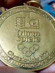 TRIMM SPIELE 1972 OLİMPİYAT OYUNLARI HATIRA MADALYASI (halk sporu etkinliklerine katılanlara verilen anı / katılım madalyası)