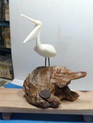 RF28---JOHN PERRY KÜTÜK ÜZERİ PLASTİK PELİKAN HEYKELİ