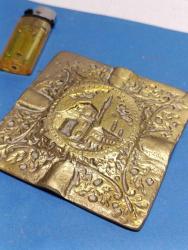 K132---PİRİNÇ DÖKÜM CAMİ DESENLİ 1940'LAR KÜL TABLASI